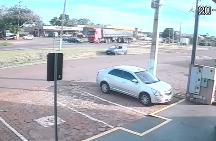 Colisão na BR-277: Carro em chamas após impacto com caminhão em Matelândia/PR