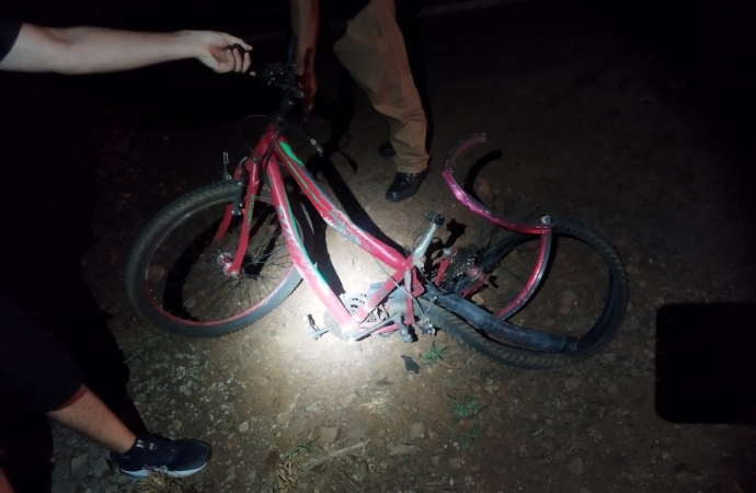 Colisão na PR-585 entre carro e bicicleta deixa um morto na madrugada deste domingo