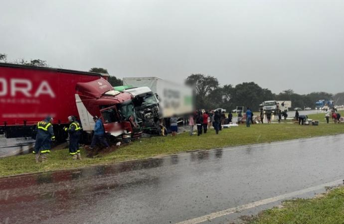 Colisão transversal na BR-277 deixa três feridos e cargas são saqueadas