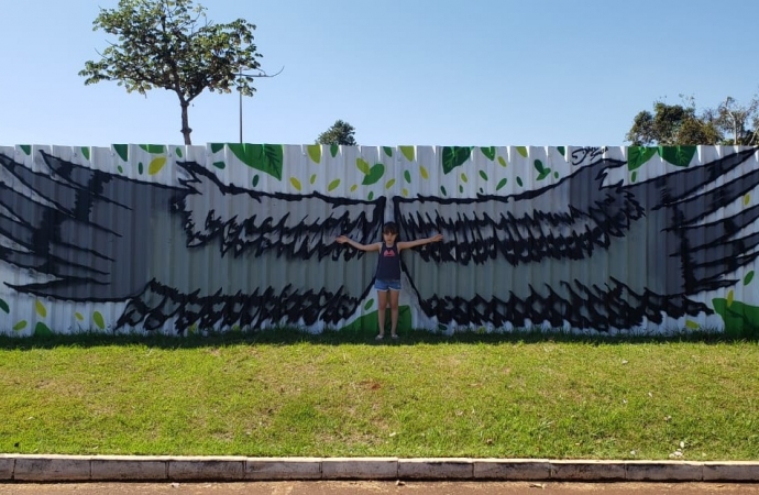 Colorido dos tapumes da obra do Gramadão, iniciativa de Itaipu, atrai registros fotográficos e selfies