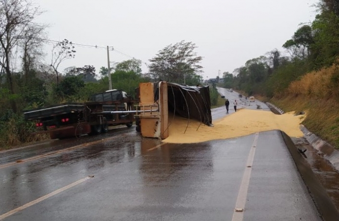 Com destino à Santa Helena, bitrem tomba na PR 467 em Vila Curvado