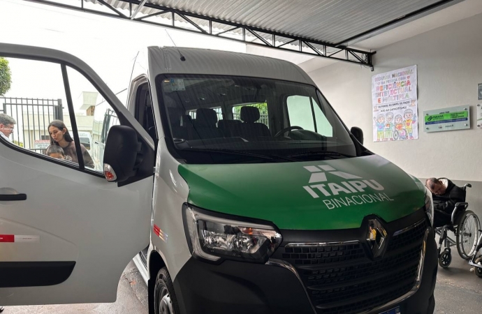 Com doação da Itaipu Binacional, Associação Pestalozzi de São Miguel do Iguaçu recebe nova van para transporte de alunos