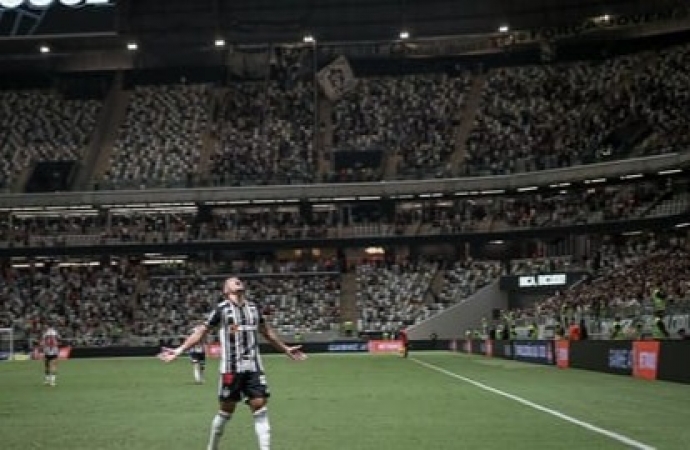 Com dois de Paulinho, Atlético-MG vence o Fluminense repleto de reservas