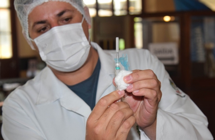 Com doses para população em geral, Paraná aplicou 56,7 mil vacinas no fim de semana