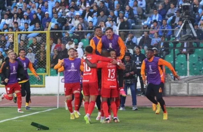 Com gol de Valencia, Inter segura pressão do Bolívar na altitude e ganha a 1ª em La Paz
