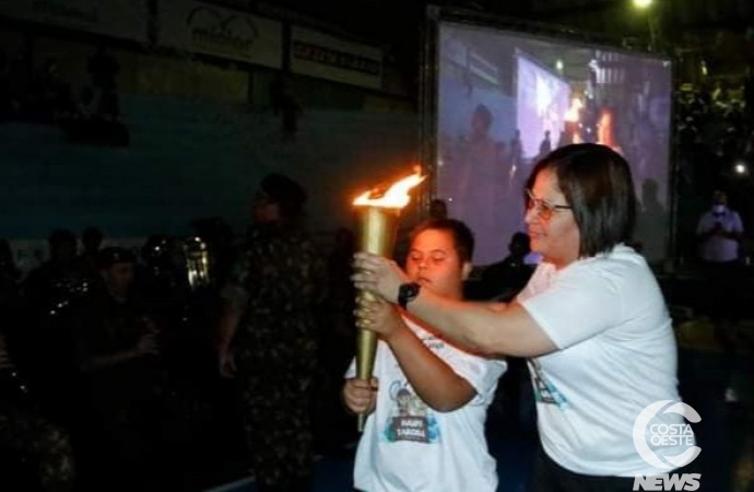 Comitiva da Pestalozzi de São Miguel do Iguaçu participa da abertura das olimpíadas especiais das APAES