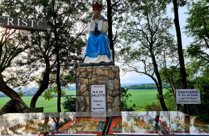 Comunidade do Morro da Salete recebe quadro da Via Sacra