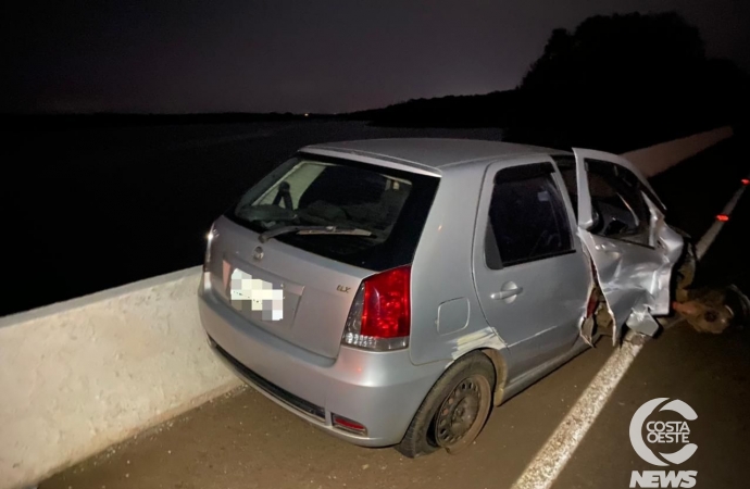 Condutor abandona carro após acidente sobre a ponte, em Santa Helena