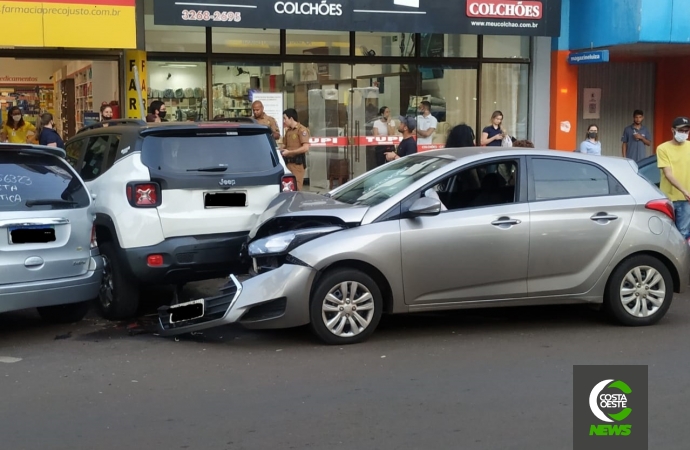 Condutor colide HB 20 violentamente contra Renegade no centro de Santa Helena