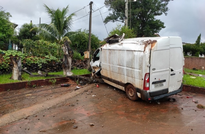 Condutor de Van perde o controle e colide veículo em poste no interior de Santa Helena