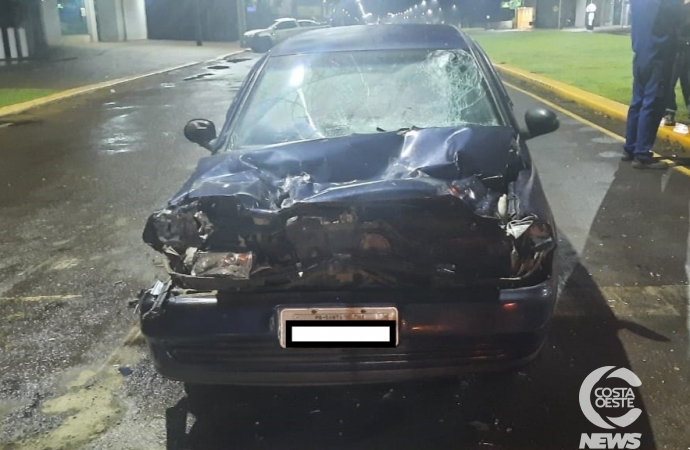 Condutor se fere ao colidir carro em caminhão, na PR 317 em Santa Helena