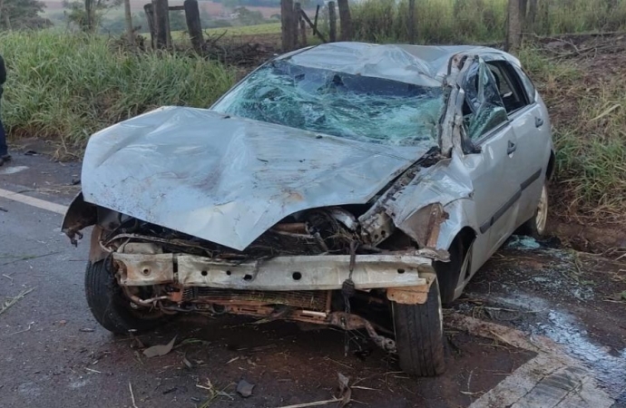 Condutora sai ilesa após capotamento na PR-495 em Pato Bragado