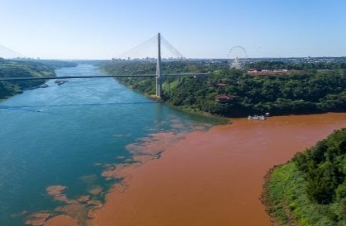 Contraste entre as tonalidades dos rios Iguaçu e Paraná chama a atenção