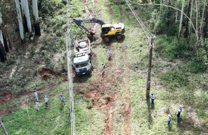 Copel substitui 2 mil postes quebrados, seis torres de alta tensão e 113 km de redes no pior setembro climático das últimas décadas