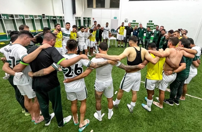 Coritiba quebra jejum de 130 dias, vence o Goiás e dá primeiro passo no Brasileirão após 13 rodadas