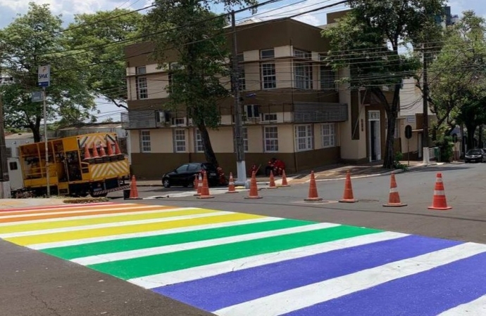 Coronel Lee aciona MP sobre faixa nas cores do arco-íris em Foz do Iguaçu