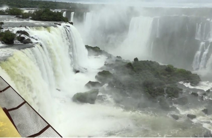 Corpo da turista que caiu da passarela nas Cataratas do Iguaçu é encontrado