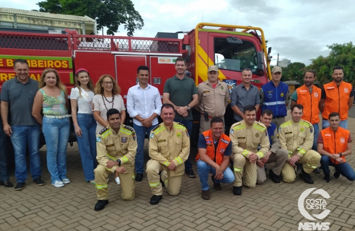 Corpo de Bombeiros de Medianeira recebe caminhão novo para combate de incêndios ambientais