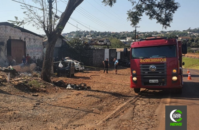 Corpo de Bombeiros de São Miguel controla incêndio em ferro velho