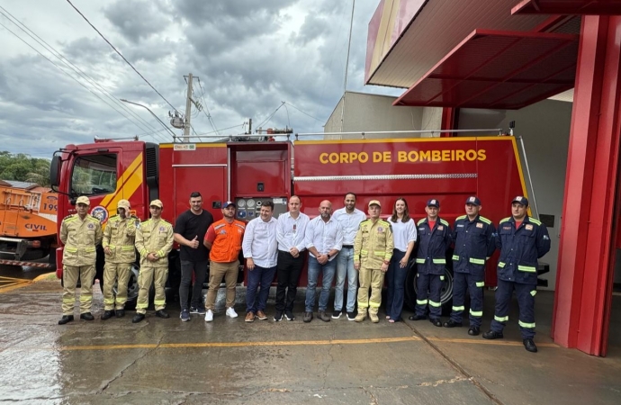 Corpo de Bombeiros e Defesa Civil de Santa Helena recebem novo caminhão ABTR