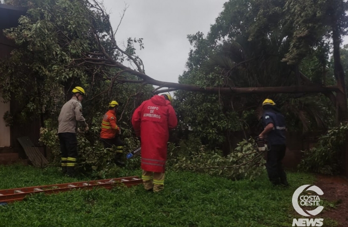 Corpo de Bombeiros e Defesa Civil seguem trabalhando para atender famílias afetadas pelas chuvas em São Miguel do Iguaçu