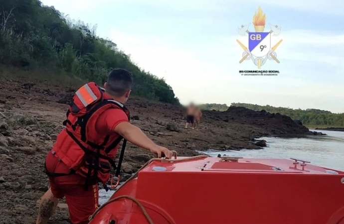 Corpo de Bombeiros resgata amigos que nadaram no Rio Paraná até a ilha Acaraí