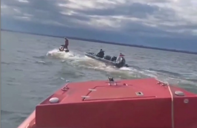 Corpo de Bombeiros resgata pescadores à deriva no Lago de Itaipu; vídeo