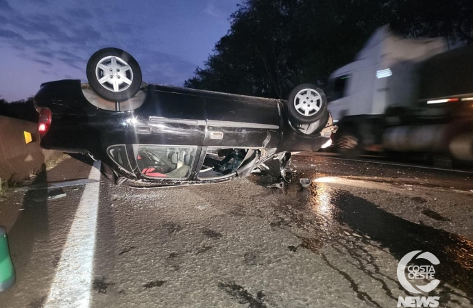 Corsa capota após colidir com carreta ba BR-277