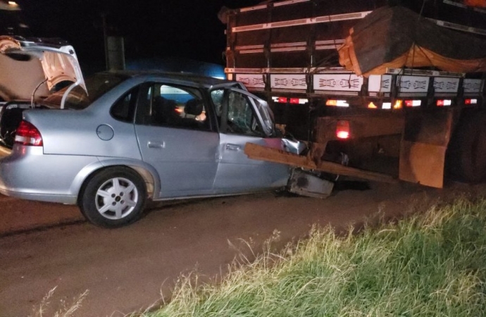 Corsa vai parar embaixo de caminhão em acidente na BR-277