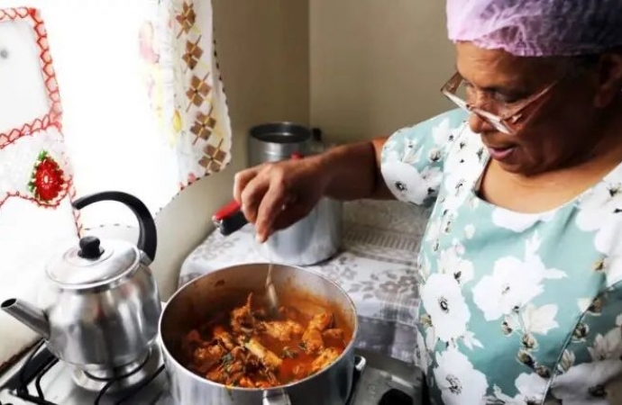 ‘Cozinhas de Foz do Iguaçu’: livro cataloga receitas populares nos bairros