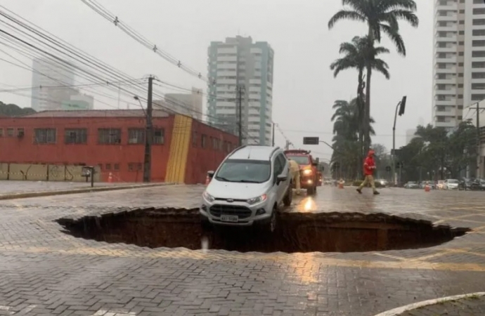 Cratera quase ‘engole’ carro no centro de Maringá