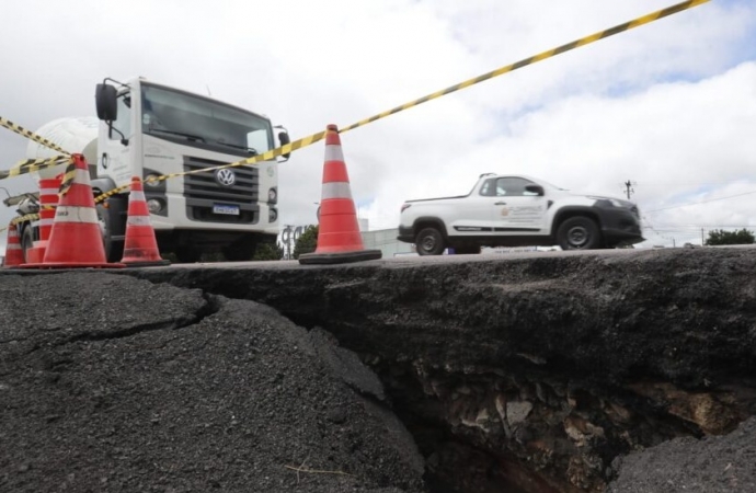 Cratera se abre na BR-277, em Curitiba, e interdita parte da pista