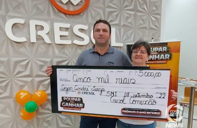 Ganhador do Poupar para Ganhar recebe o prêmio na agência da Cresol em São Miguel do Iguaçu