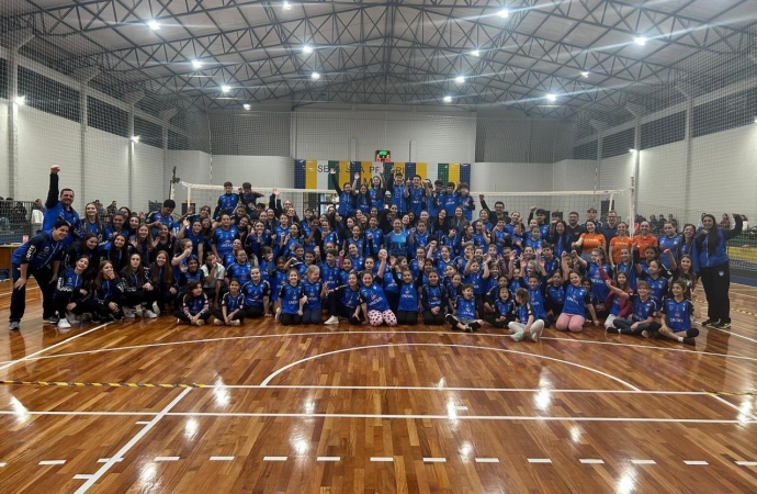 Cresol Integração reforça apoio ao esporte na entrega dos uniformes 2025 da Asavolei
