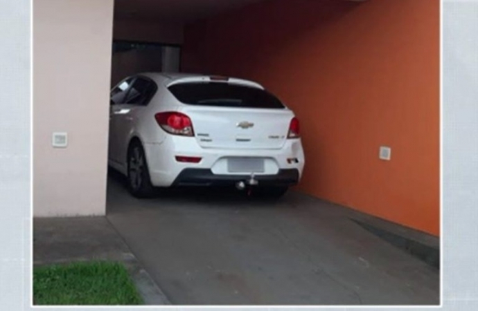 Criança é encontrada trancada dentro do carro enquanto pais brigavam na rua no Paraná
