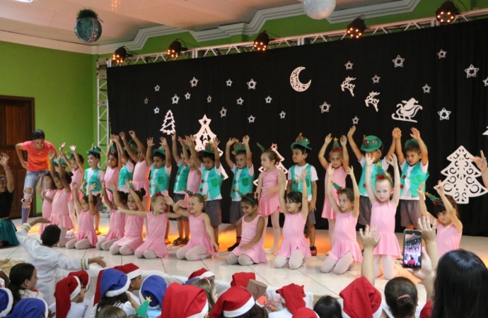 Crianças e adolescentes do CCICA em Santa Helena emocionam pais e educadores com apresentação de Natal