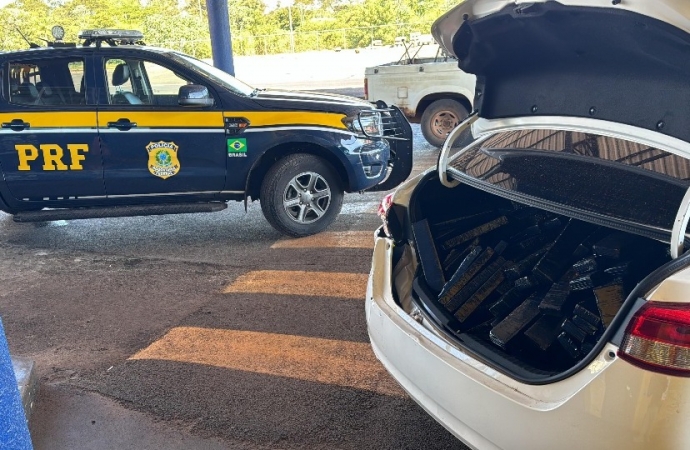 Criminosos batem em carro da PRF e abandonam veículo carregado com mais de 400 Kg de maconha