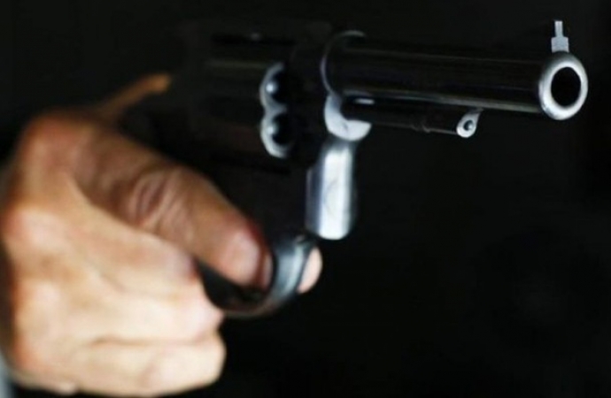 Criminosos levam veículo e R$ 10 mil de comerciante