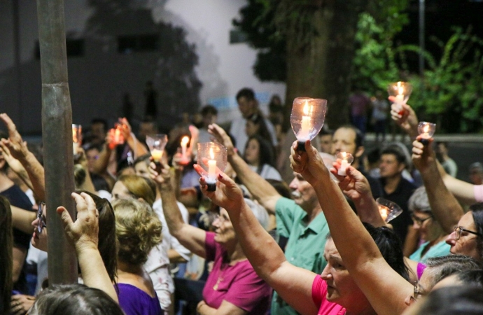 Cristo morto emociona fiéis em procissão na rua Coberta Addy Maria Cavalca