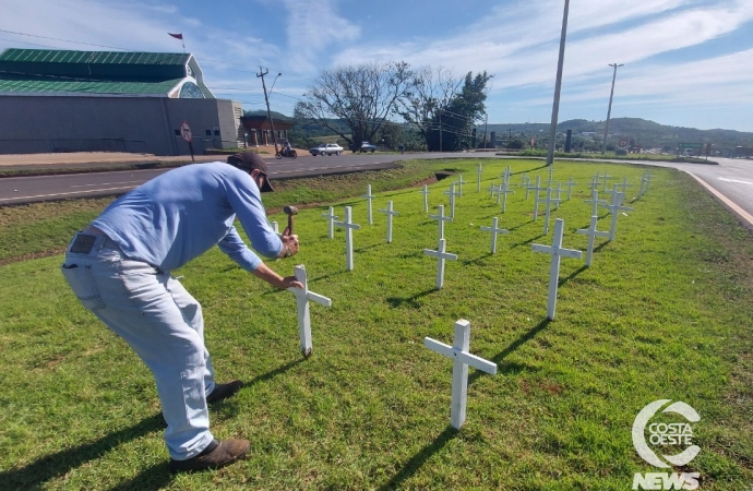 Cruzes em homenagem aos mortos na BR-277 em São Miguel do Iguaçu são instaladas no trevo de saída para Medianeira