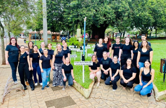 Cruzes são fixadas na praça central de Santa Helena em ação que busca o combate à violência contra a mulher