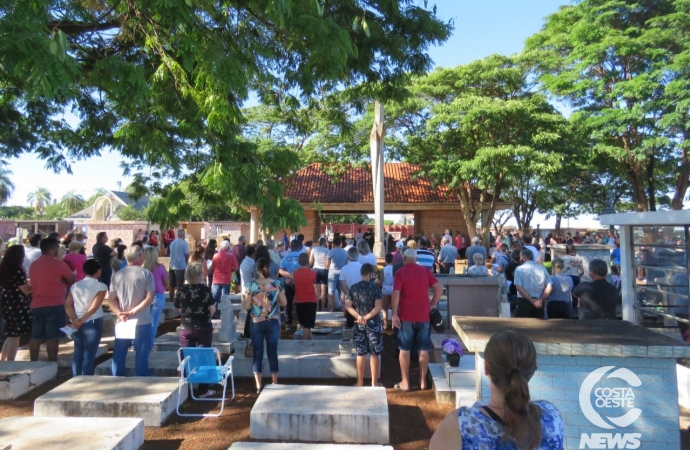 Culto ecumênico reúne centenas de fiéis no Cemitério Municipal em Santa Helena