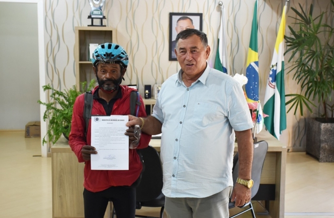 De passagem por São Miguel do Iguaçu, ciclista que viaja o mundo pedalando faz visita à prefeitura