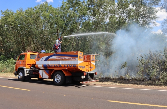 Defesa Civil combate incêndio em Santa Helena às margens da PR 317