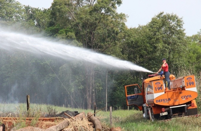 Defesa Civil combate incêndio na linha Dona Oliva, em Santa Helena