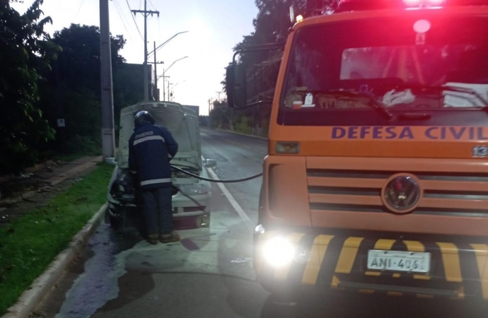 Defesa Civil de Santa Helena é acionada para combater princípio de incêndio em veículo