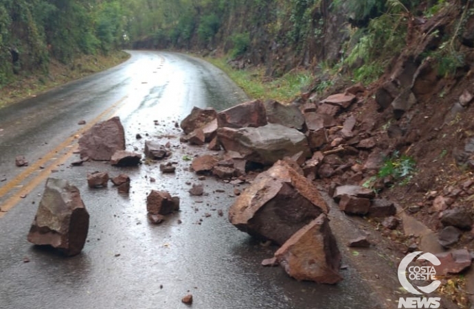 Deslizamento de pedras interdita meia pista na PR 488, em Diamante do Oeste