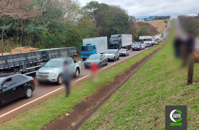 Destombamento de carreta gera fila extensa na BR-277 em São Miguel do Iguaçu