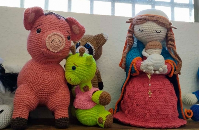 Detentos de Foz do Iguaçu confeccionam bonecos de crochê para crianças carentes