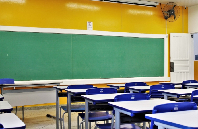 Dez colégios de Foz e região registram casos de covid-19 em educadores